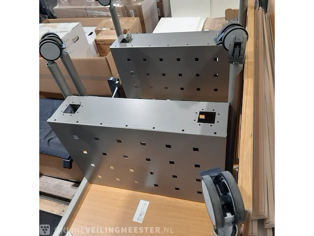 Partij diverse kantoor inventaris o.a. fritz hansen/gispen - afbeelding 4 van  13