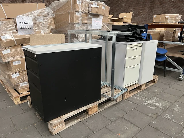 Partij diverse kantoorartikelen/-meubelen - afbeelding 1 van  7