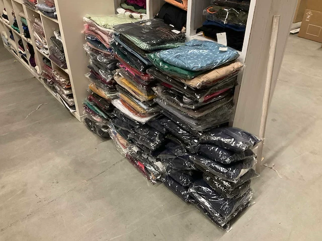 Partij diverse kleding (685x) - afbeelding 15 van  21