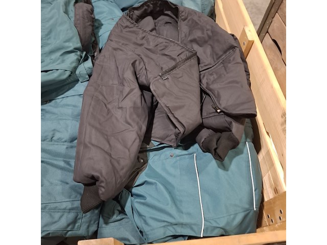 Partij diverse kleding o.a. jassen, broeken en poloshirts - afbeelding 2 van  10