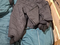Partij diverse kleding o.a. jassen, broeken en poloshirts - afbeelding 2 van  10