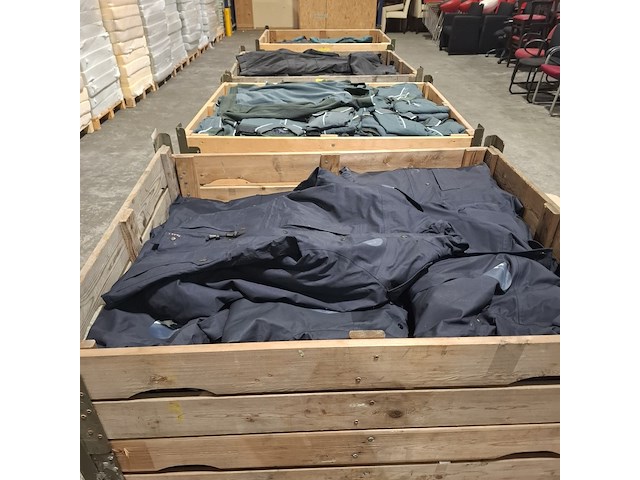 Partij diverse kleding o.a. jassen, broeken en poloshirts - afbeelding 1 van  10