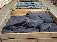 Partij diverse kleding o.a. jassen, broeken en poloshirts - afbeelding 1 van  10