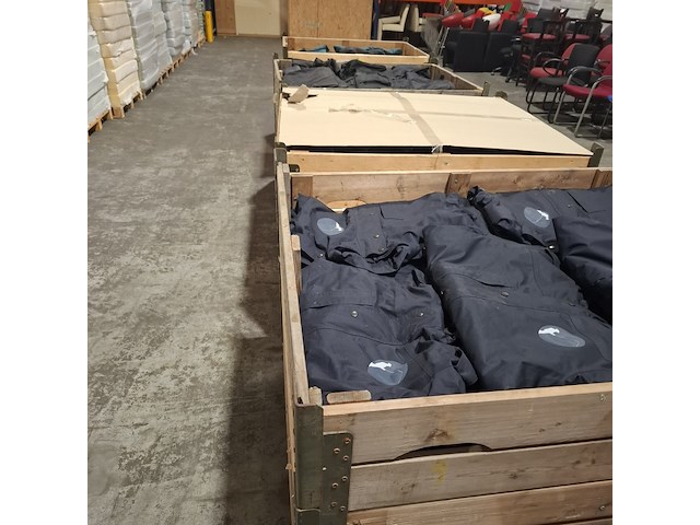 Partij diverse kleding o.a. jassen, broeken en poloshirts - afbeelding 3 van  10