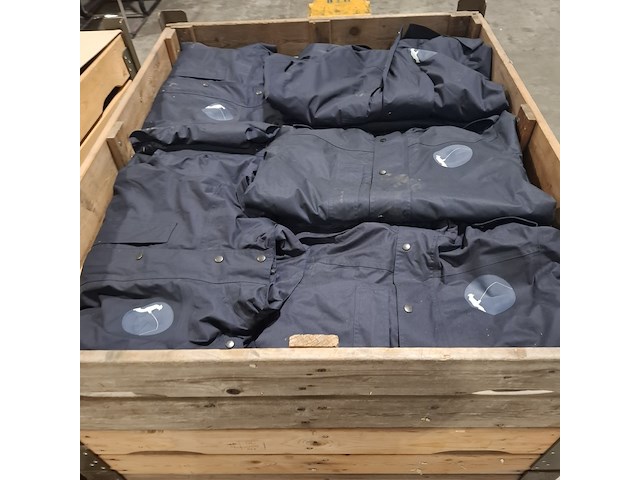 Partij diverse kleding o.a. jassen, broeken en poloshirts - afbeelding 4 van  10