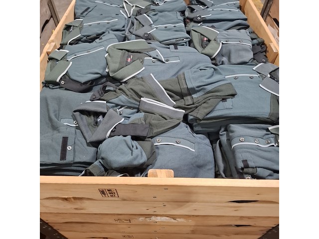 Partij diverse kleding o.a. jassen, broeken en poloshirts - afbeelding 6 van  10