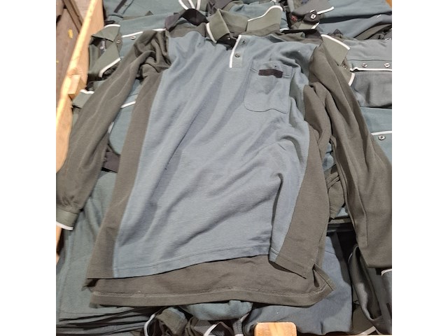 Partij diverse kleding o.a. jassen, broeken en poloshirts - afbeelding 7 van  10