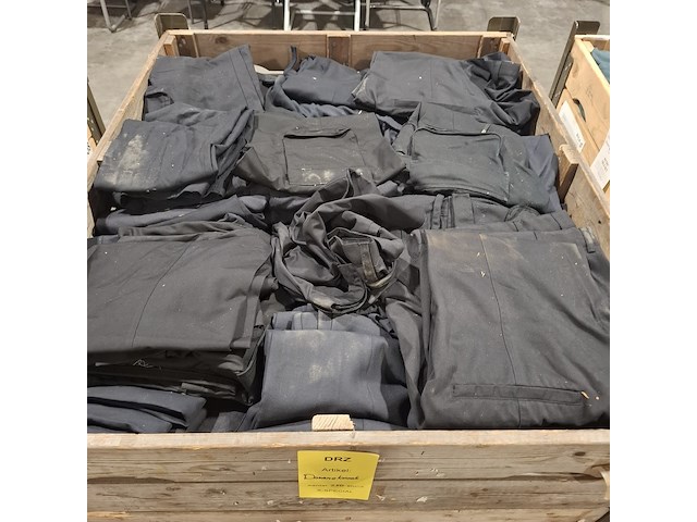 Partij diverse kleding o.a. jassen, broeken en poloshirts - afbeelding 8 van  10