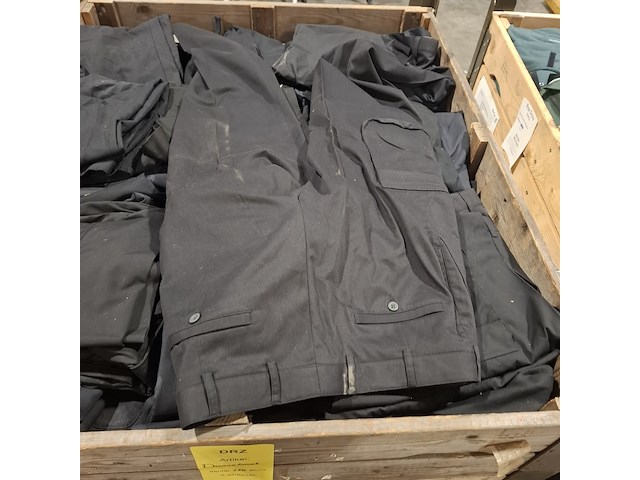 Partij diverse kleding o.a. jassen, broeken en poloshirts - afbeelding 9 van  10