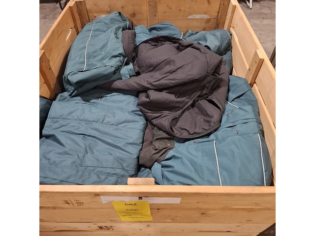 Partij diverse kleding o.a. jassen, broeken en poloshirts - afbeelding 10 van  10