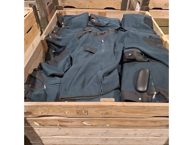 Partij diverse kleding o.a truien, jassen en broeken - afbeelding 2 van  10