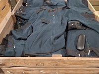 Partij diverse kleding o.a truien, jassen en broeken - afbeelding 2 van  10