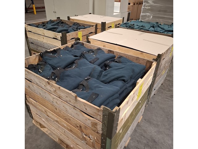 Partij diverse kleding o.a truien, jassen en broeken - afbeelding 1 van  10