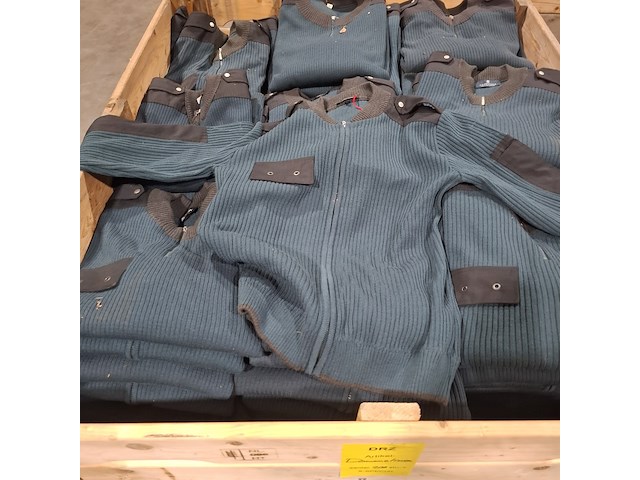 Partij diverse kleding o.a truien, jassen en broeken - afbeelding 3 van  10