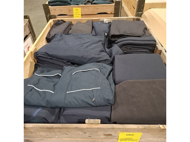 Partij diverse kleding o.a truien, jassen en broeken - afbeelding 4 van  10