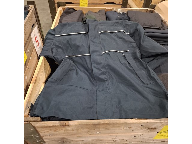 Partij diverse kleding o.a truien, jassen en broeken - afbeelding 5 van  10