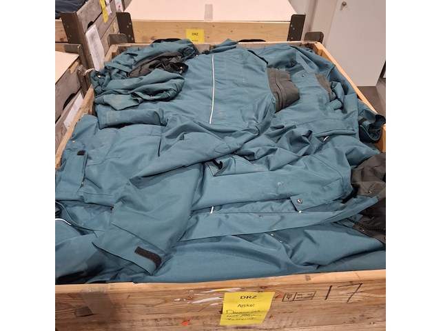 Partij diverse kleding o.a truien, jassen en broeken - afbeelding 6 van  10