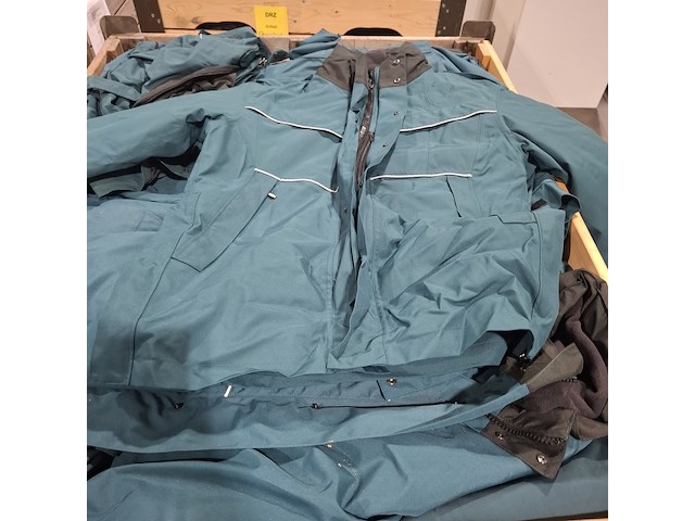 Partij diverse kleding o.a truien, jassen en broeken - afbeelding 7 van  10