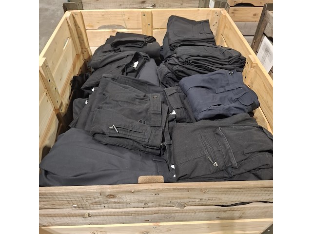 Partij diverse kleding o.a truien, jassen en broeken - afbeelding 8 van  10