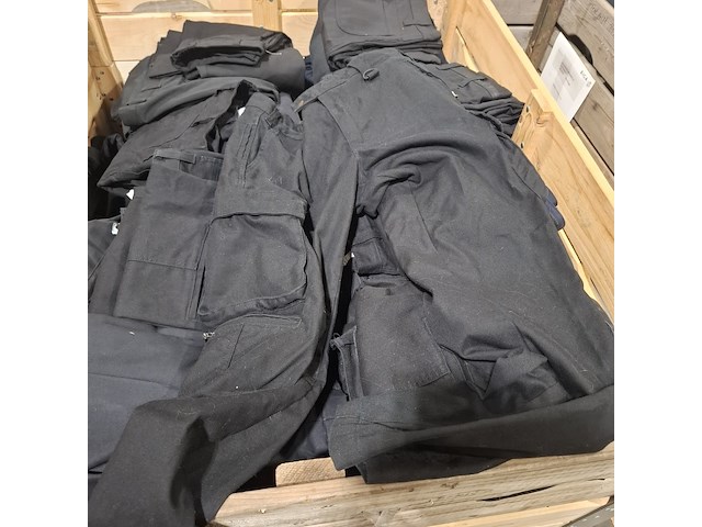 Partij diverse kleding o.a truien, jassen en broeken - afbeelding 9 van  10