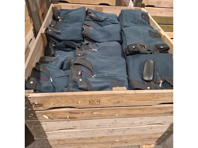 Partij diverse kleding o.a truien, jassen en broeken - afbeelding 10 van  10