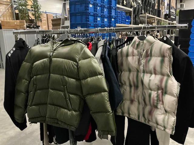 Partij diverse kleding/mutsen/petten (309x) - afbeelding 10 van  27