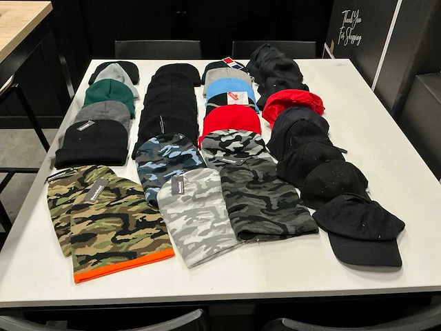 Partij diverse kleding/mutsen/petten (309x) - afbeelding 20 van  27