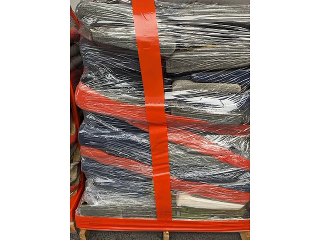 Partij diverse klm kussens op 3x pallet - afbeelding 2 van  11
