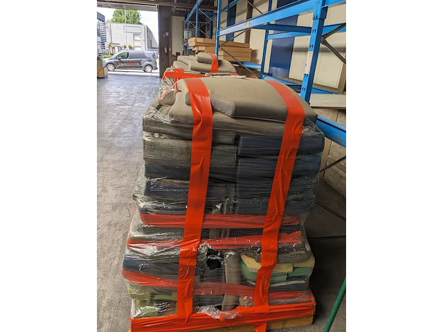 Partij diverse klm kussens op 3x pallet - afbeelding 3 van  11