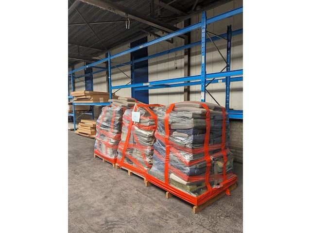 Partij diverse klm kussens op 3x pallet - afbeelding 4 van  11