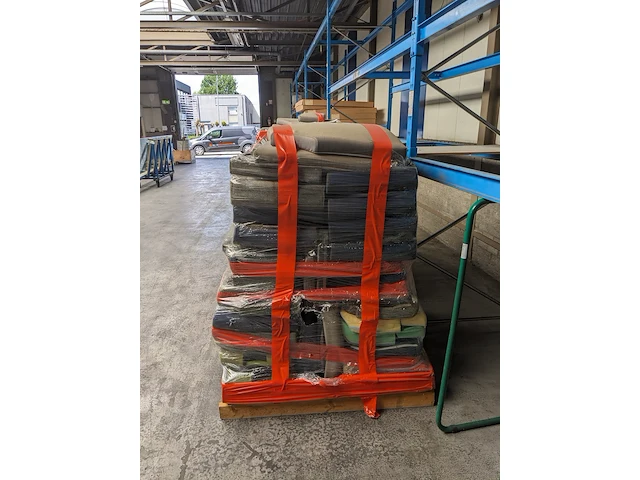 Partij diverse klm kussens op 3x pallet - afbeelding 5 van  11