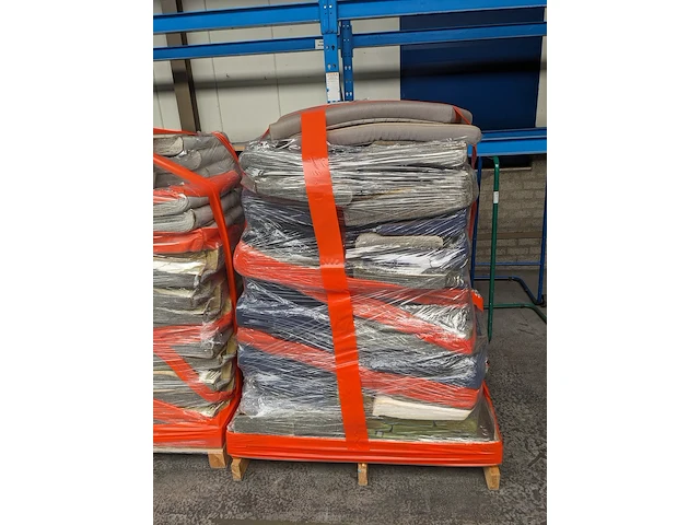 Partij diverse klm kussens op 3x pallet - afbeelding 6 van  11