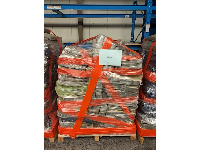 Partij diverse klm kussens op 3x pallet - afbeelding 7 van  11