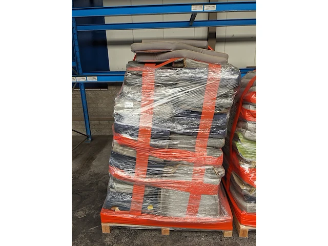Partij diverse klm kussens op 3x pallet - afbeelding 8 van  11