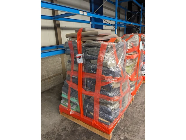 Partij diverse klm kussens op 3x pallet - afbeelding 9 van  11