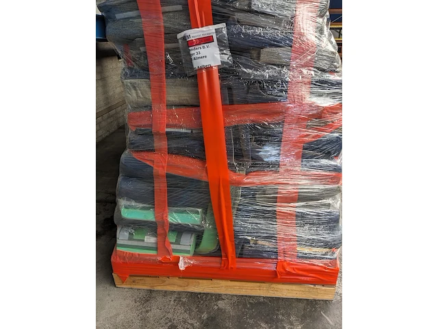 Partij diverse klm kussens op 3x pallet - afbeelding 10 van  11