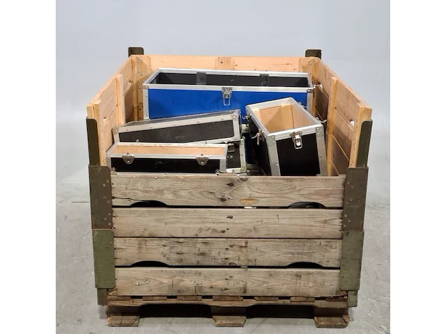 Partij diverse koffers en flightcases, o.a ptt telecom - afbeelding 1 van  5