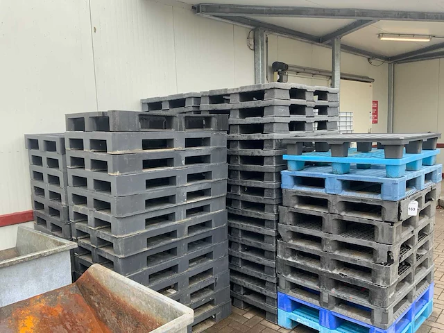Partij diverse kunststof pallets en stapelbakken - afbeelding 1 van  6