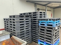 Partij diverse kunststof pallets en stapelbakken - afbeelding 1 van  6