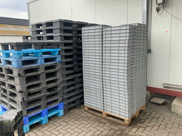 Partij diverse kunststof pallets en stapelbakken - afbeelding 2 van  6
