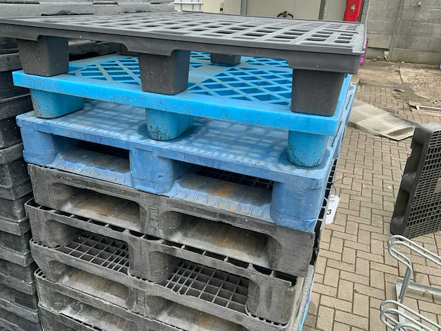 Partij diverse kunststof pallets en stapelbakken - afbeelding 3 van  6