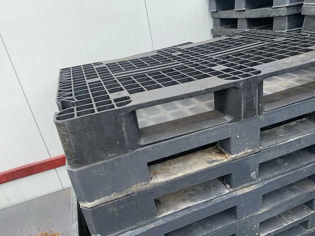 Partij diverse kunststof pallets en stapelbakken - afbeelding 5 van  6