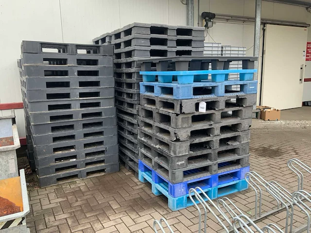 Partij diverse kunststof pallets en stapelbakken - afbeelding 6 van  6