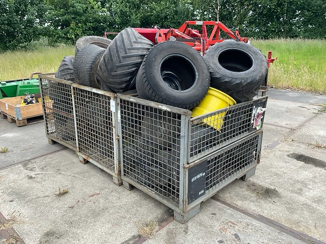 Partij diverse landbouw banden - afbeelding 1 van  4