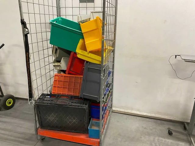 Partij diverse magazijn en stapelbakken - afbeelding 1 van  5