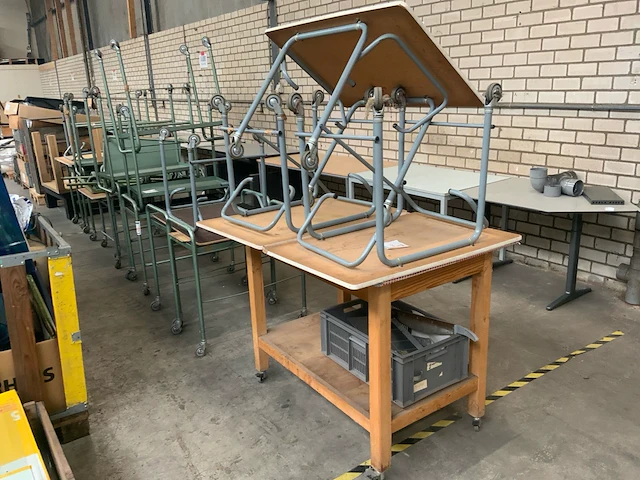 Partij diverse magazijnwagens en mobiele tafels - afbeelding 1 van  6