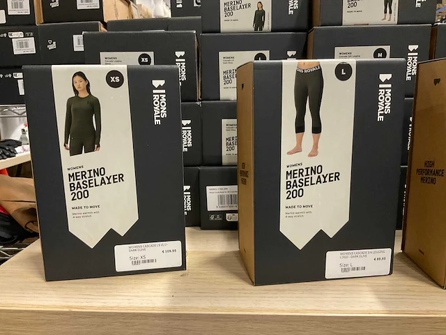 Partij diverse monsroyale womens merino baselayers (19x) - afbeelding 2 van  3