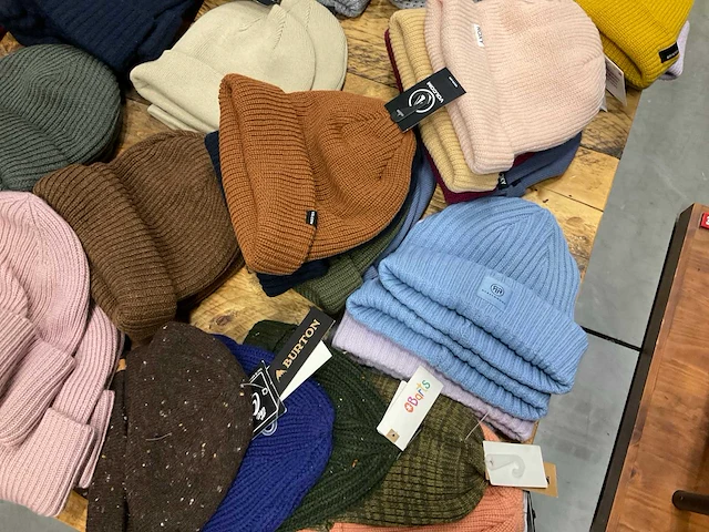 Partij diverse mutsen o.a carhartt/quiksilver/roxy/rebelrose (106x) - afbeelding 7 van  15