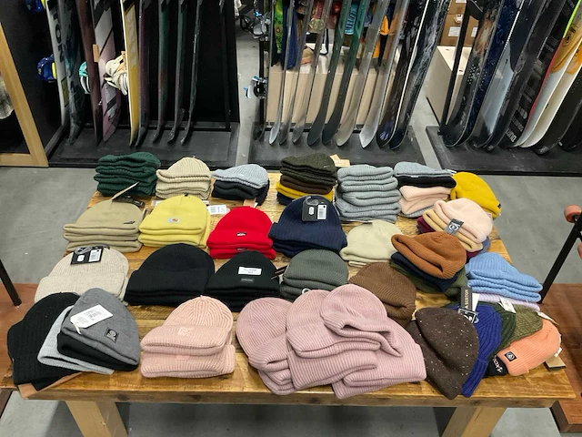 Partij diverse mutsen o.a carhartt/quiksilver/roxy/rebelrose (106x) - afbeelding 1 van  15