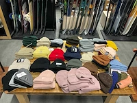 Partij diverse mutsen o.a carhartt/quiksilver/roxy/rebelrose (106x) - afbeelding 1 van  15